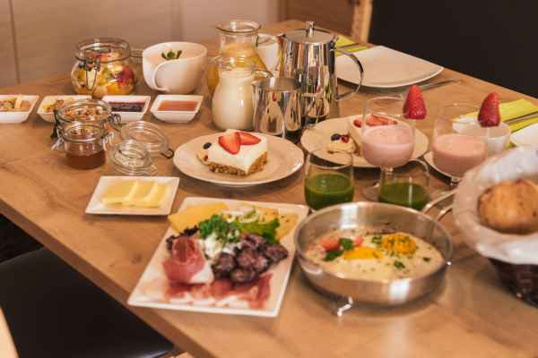 Frühstück mit Hofprodukten im Familienurlaub