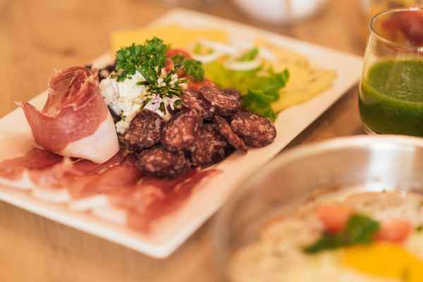 Salumi e formaggi Alto Adige agriturismo Verano colazione tipica speck