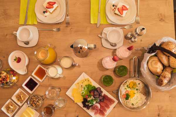 Colazione completa agriturismo Verano Alto Adige tavola ricca prodotti tipici