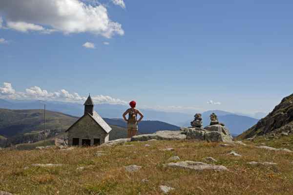 Wandern in Vöran bei Meran mit Bergkapelle und Panoramablick in Südtirol