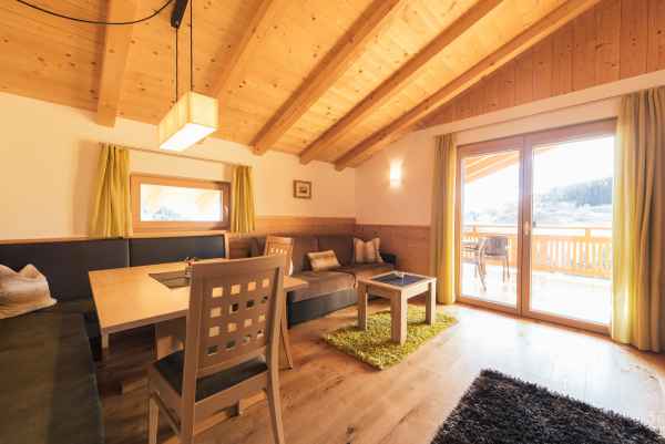 Wohnbereich der Ferienwohnung am Thalerhof