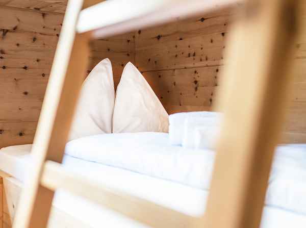 Massivholz Schlafzimmer in Ferienwohnung in Vöran für erholsamen Urlaub in Südtirol