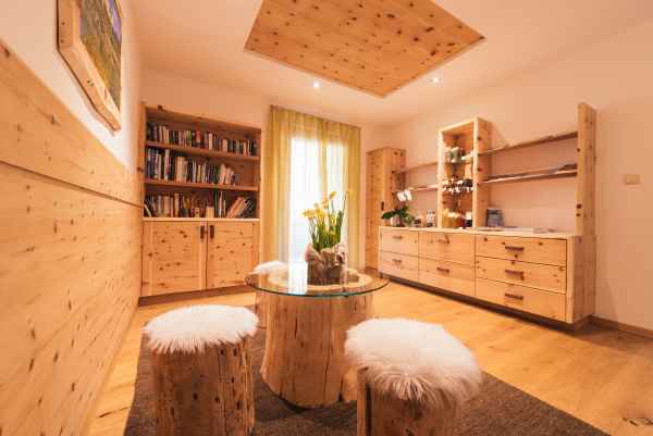 Gemütlicher Vorraum mit Bibliothek und regionalen Produkten im Bauernhofurlaub in Südtirol