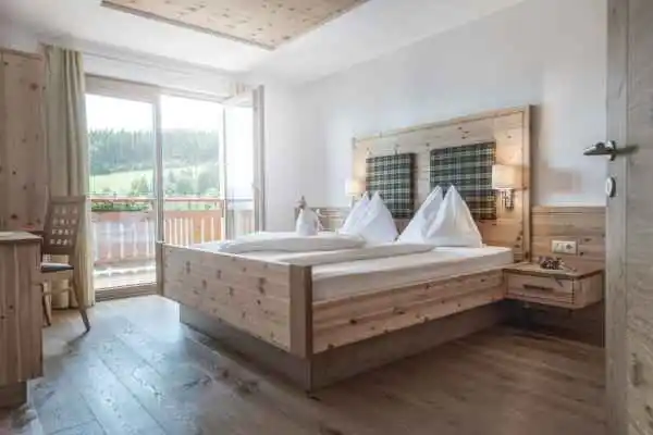Camera da letto in agriturismo a Verano Alto Adige appartamento in legno con balcone e vista natura 